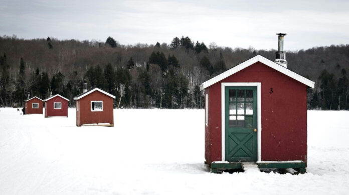 Ice fishing cabins (Pierre Jarry, Unsplash)